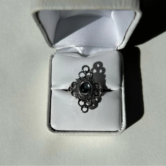 Vintage Gothic Black Stone Silver Tone Ornate Ring by Avon Size 6/7 - Picture 1 of 4
